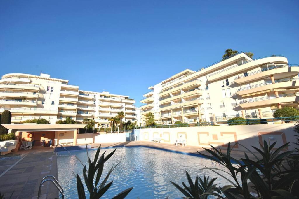 T2 Climatise A 5 Minutes A Pied De La Plage Avec Parking, Piscine Et Wifi Fréjus Екстериор снимка